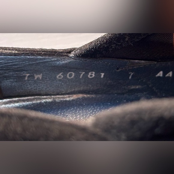 EUC designer Stuart Weitzman Black Suede block heels Sz 7 - Picture 11 of 11